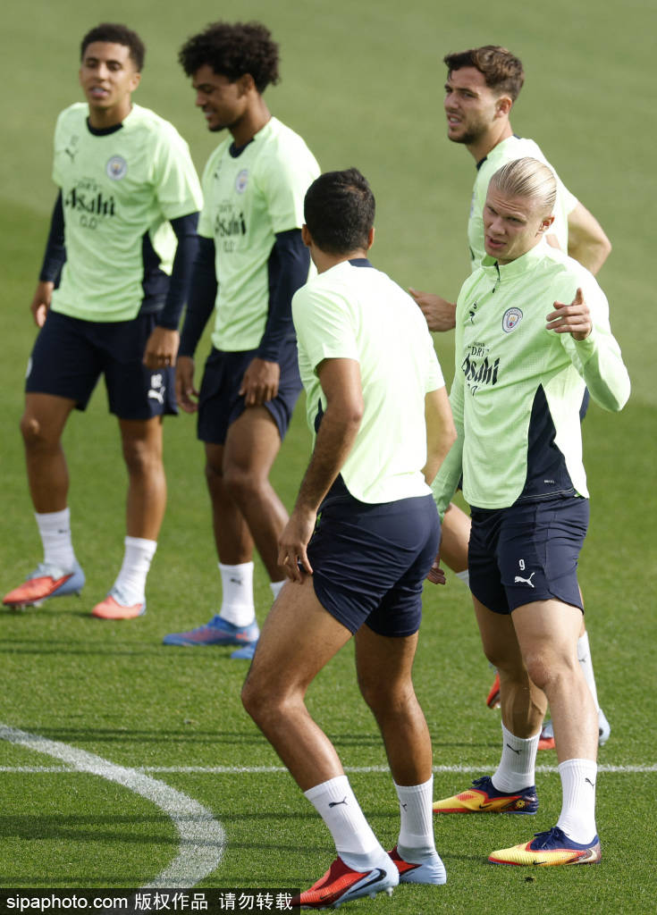 短暂的回家！那不勒斯26分钟染红少打一人，德布劳内被替换下场